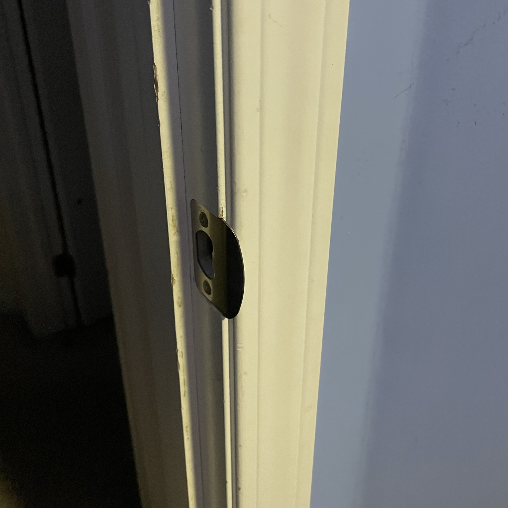 This is the wall that the door connects to, where the light would be